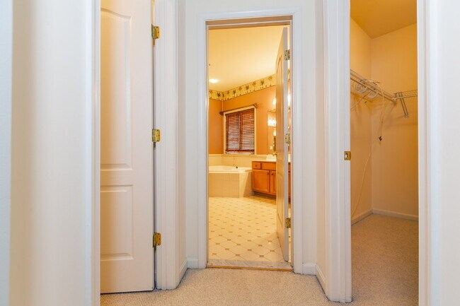 Building Photo - Spacious, Light-Filled Home in the Desirable Broadlands