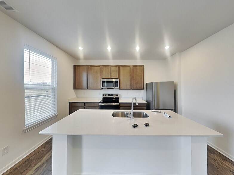 Building Photo - 8662 Hollander Dr