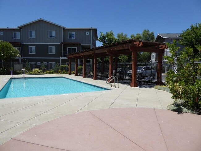 Building Photo - Charming 2 Bedroom Condo in Wildhorse Community