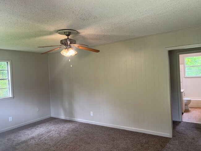 Building Photo - 2 Bed 1 Bath Home