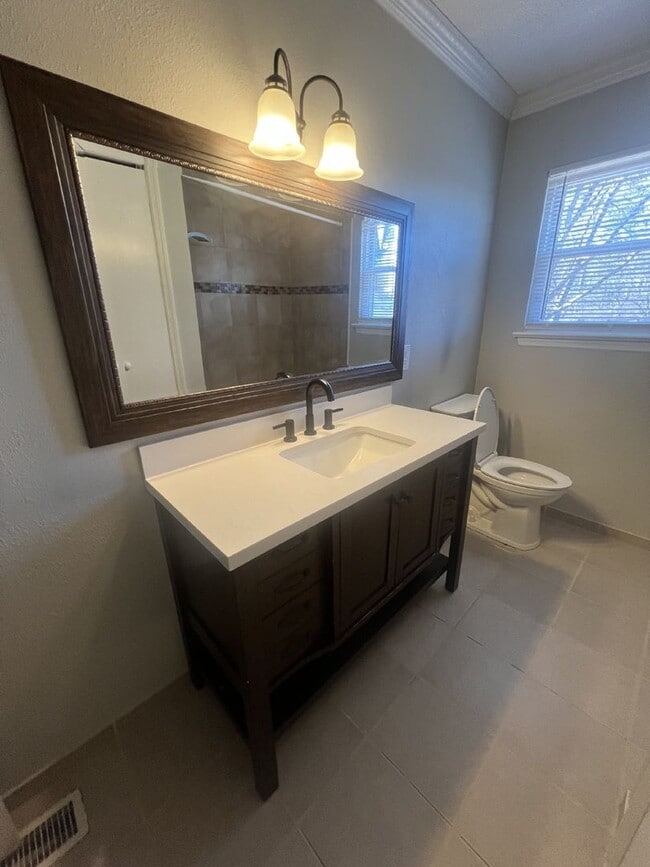 Building Photo - Charming 3 Bed, 1.5 Bath Rental Home on St...