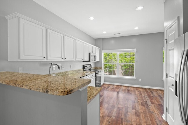Building Photo - End-unit 2 Bedroom Townhome