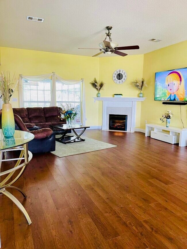 living room - 732 Denise Dr