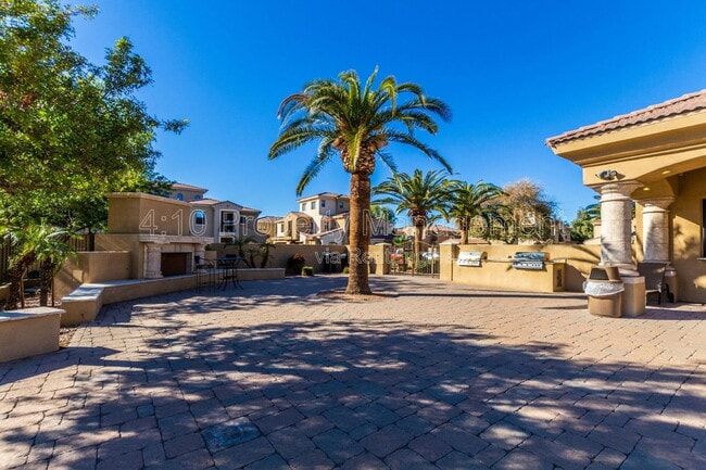 Building Photo - 1367 S Country Club Dr
