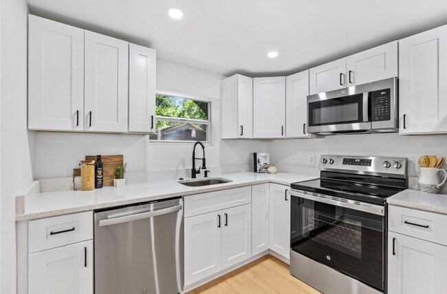 Building Photo - Modern 2-Bedroom Duplex w/ BRAND NEW Washer & Dryer – Quiet, Safe Area in Seminole Heights