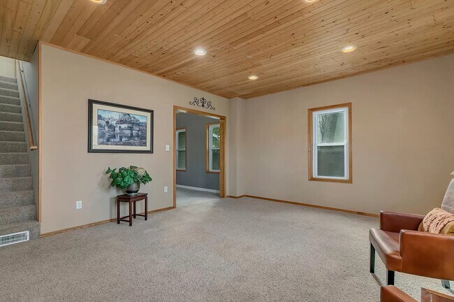 Building Photo - 320 9th Ave N