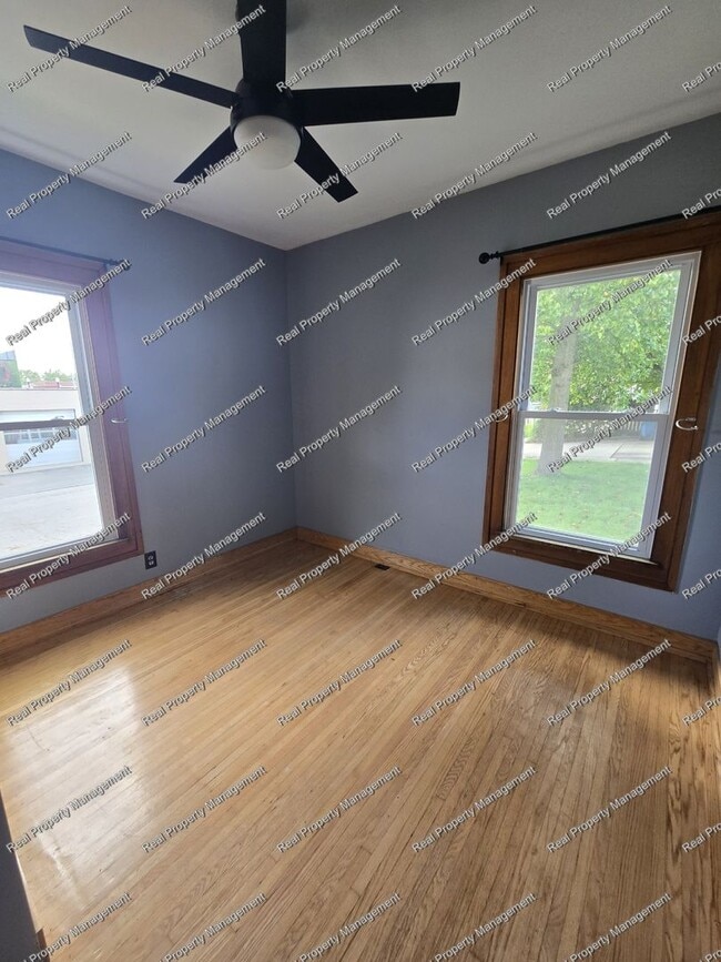Building Photo - Charming Lowell Home