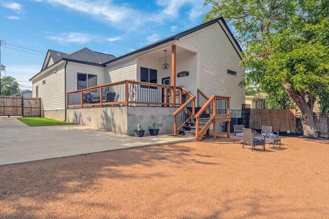 Building Photo - Fully Furnished Sleeps 8 with 3 Full Bedrooms and 3 full baths  Parking behind the secured gate