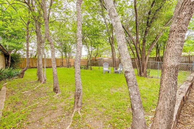 Building Photo - Charming 2-Bed Duplex in Heart of Fort Worth!