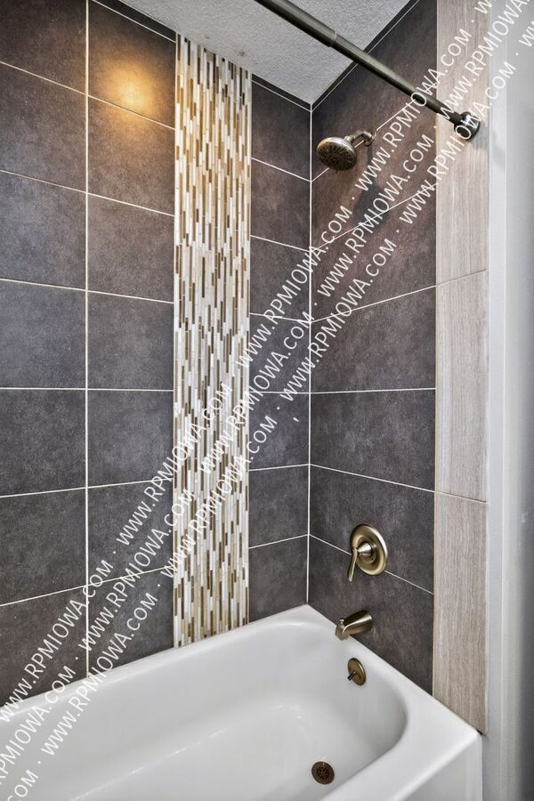 Building Photo - 6717 Roseland Dr