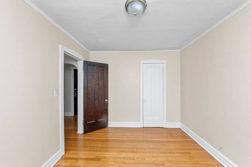 Building Photo - 1717 W North Shore Ave