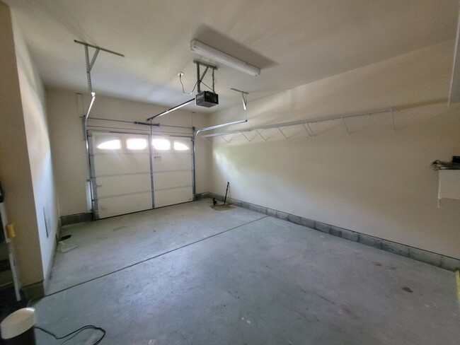 Building Photo - Gorgeous 3 bedroom, 2.5 bath townhome-styl...