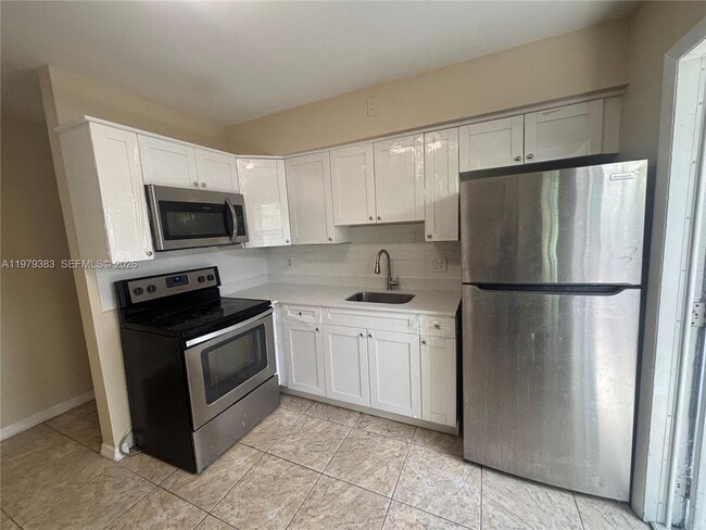 Building Photo - 825 NE 7th St