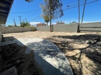 Building Photo - 3 BEDROOM 2 BATHROOM HOME!!
