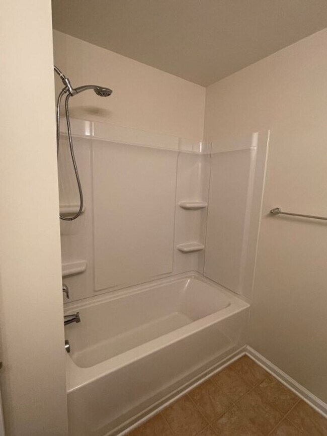 Building Photo - Lovely 5 Bed 3 Bath Home with Community Am...