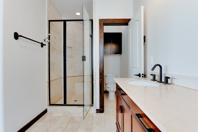 Building Photo - 905 W 22nd St