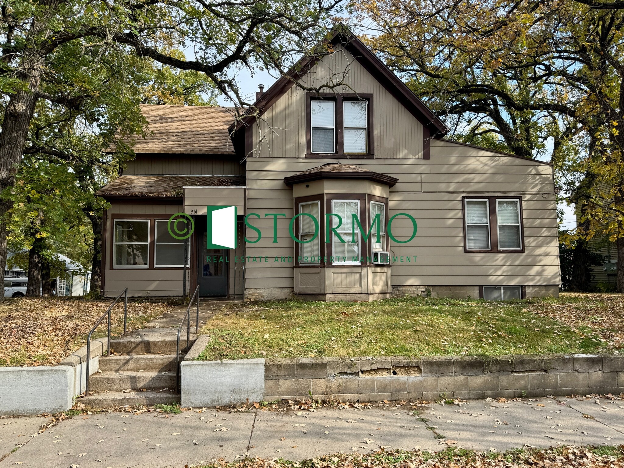 Building Photo - 914 8th Ave S