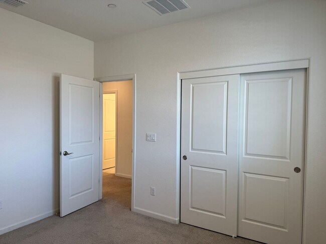 Building Photo - Beautiful 5 Bedroom, 3 Bathroom, 2800 Sqft...