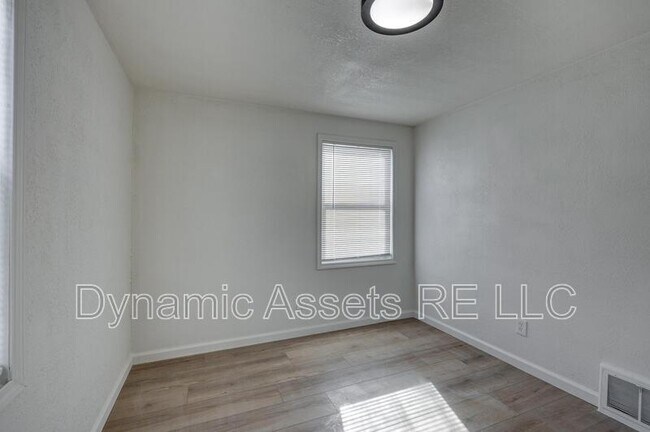 Building Photo - 410 Fieldcrest Dr