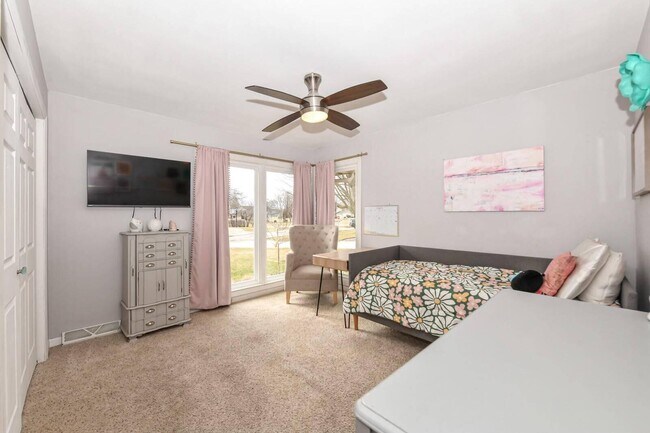 Building Photo - 13060 W Brentwood Dr