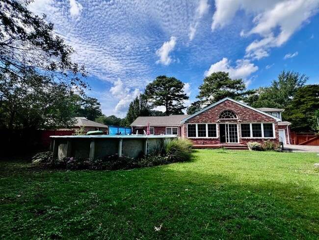 Building Photo - Love Where You Live in Lake Shores!