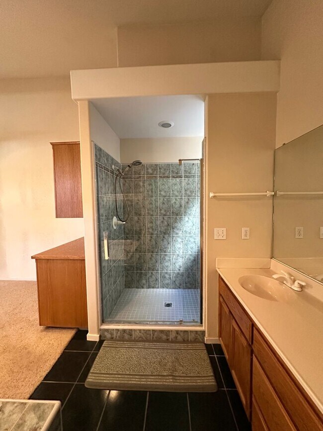 Building Photo - SE Visalia home coming soon!!