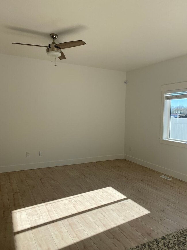 Building Photo - 3 bed 1 additional office space and 2.5 ba...
