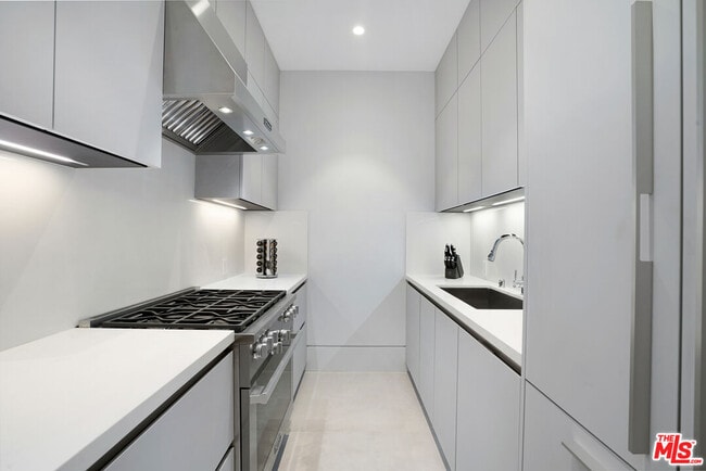 Building Photo - 608 N Alpine Dr