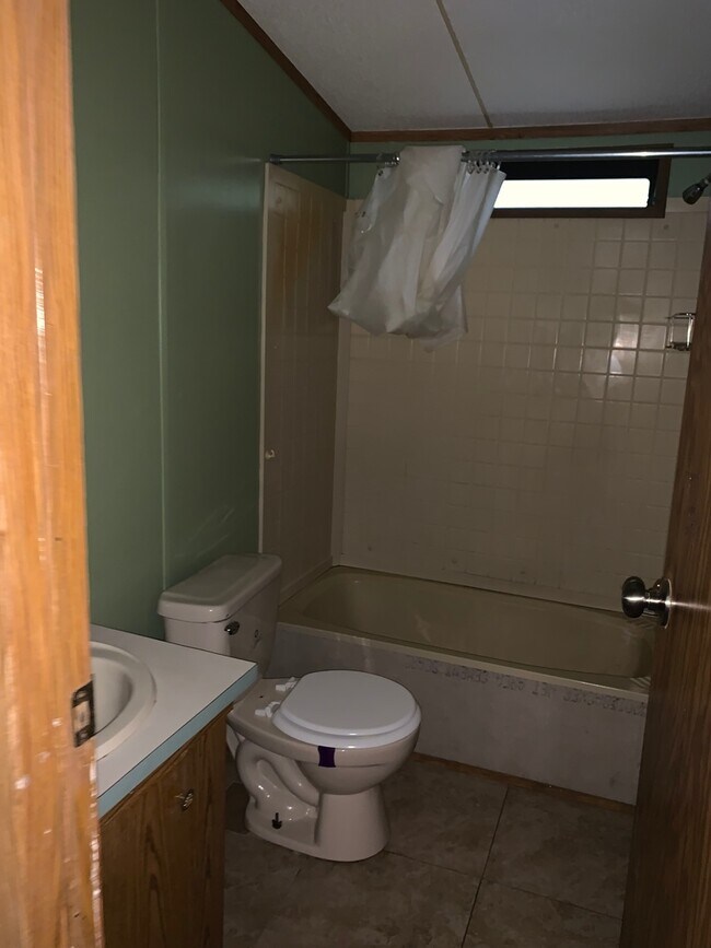 Building Photo - FOR RENT