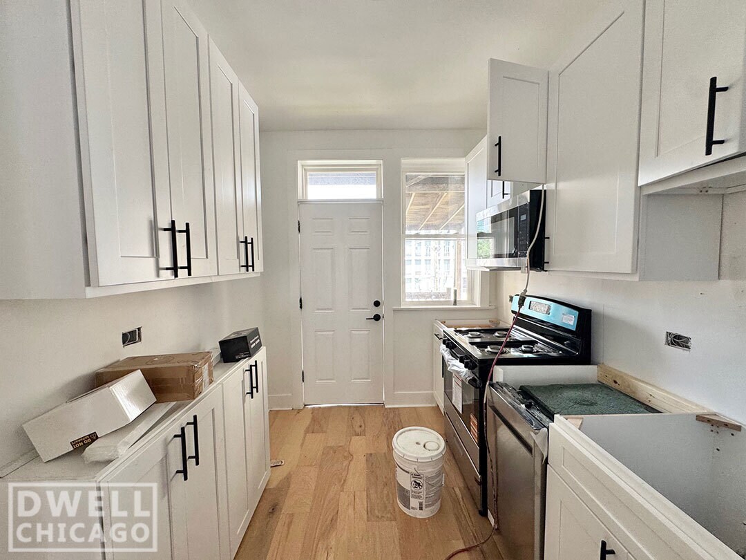 Building Photo - 725 W Waveland Ave