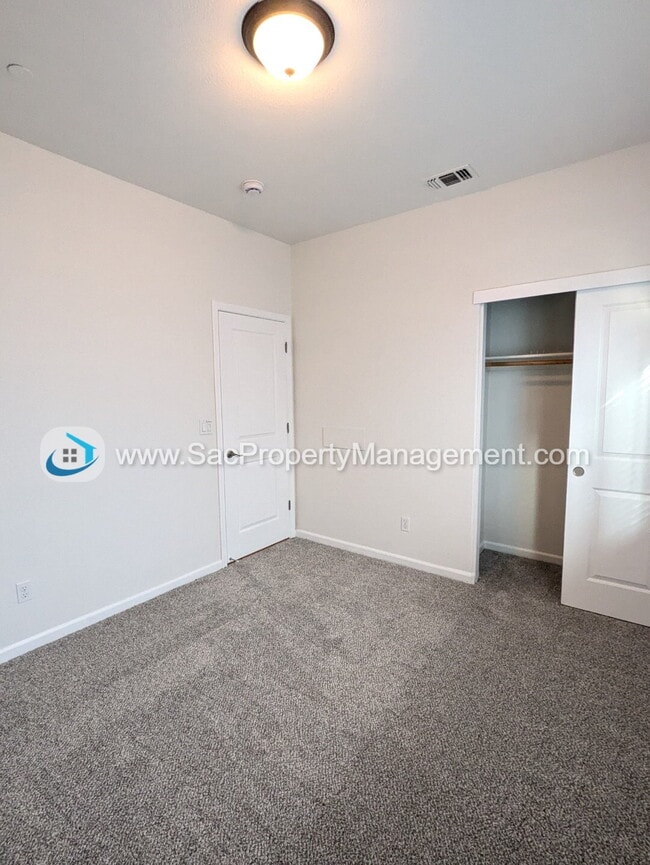 Building Photo - Amazing 4 Bedroom 2 Bathroom Home in a Qui...
