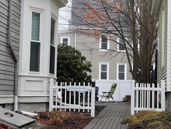 Building Photo - 40 Brastow Ave