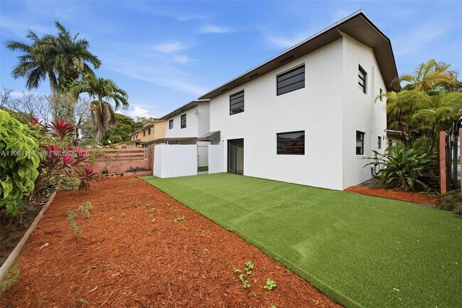 Building Photo - 1281 W 42nd St