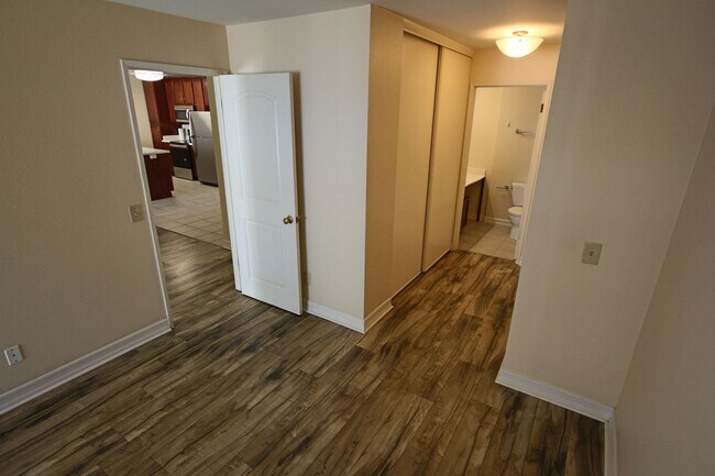 Building Photo - Best Priced 2 Bedroom Condo in the Heart o...