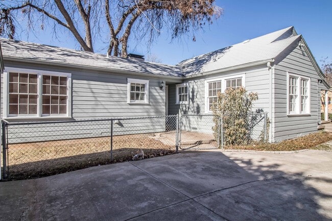 Building Photo - Charming Remodeled Bungalow - Arlington Heights - NEW PICTURES COMING SOON!