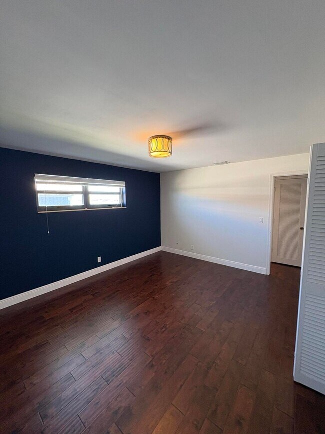 Building Photo - 360 Wilma Cir