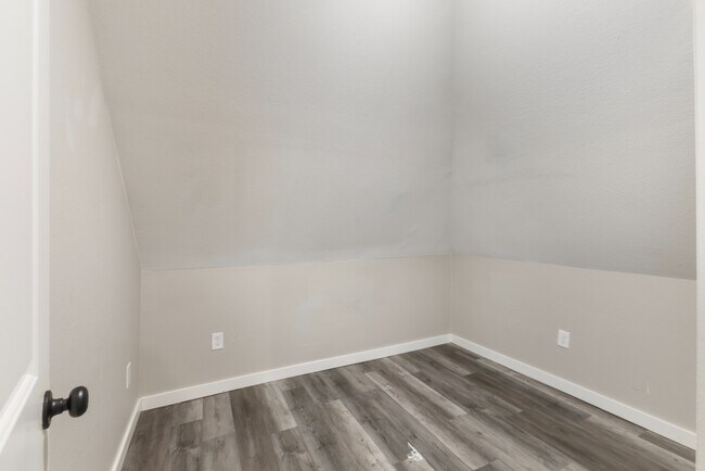 Building Photo - Charming 3BR Home in Heart of Tacoma - Modern Amenities & Prime Location!