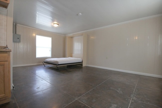 Building Photo - 103 8th St