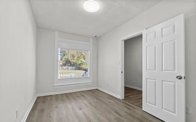 Building Photo - Stunning 4 Bedroom, 2 Bathroom home with modern upgrades