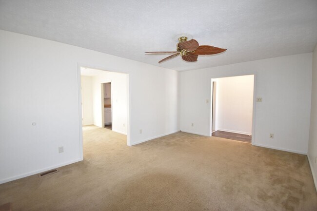 Building Photo - 3 Bedroom and 2 Bath Home (No Pets)