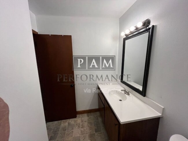 Building Photo - 2859 S 6th St