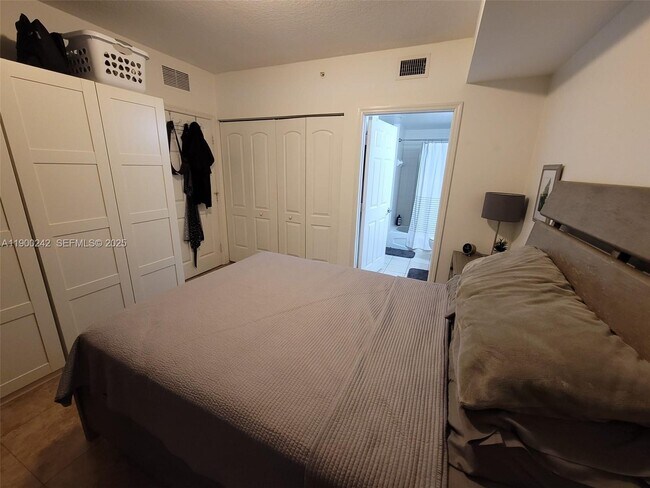 Building Photo - 2600 SW 27th Ave