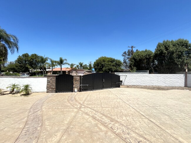 Building Photo - 2203 Portola St