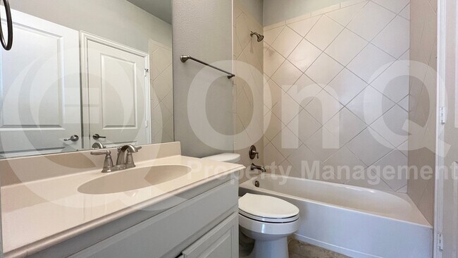 Building Photo - 7005 Golf Club Dr