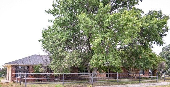 Building Photo - Country Home with 3 Bedrooms and 2 Baths