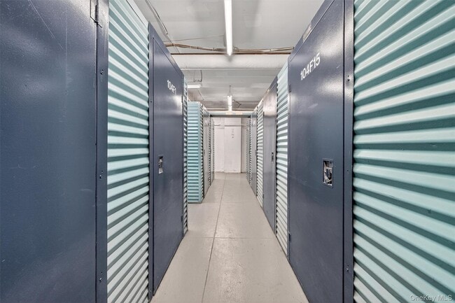 Building Photo - 6 Fordham Hill Oval