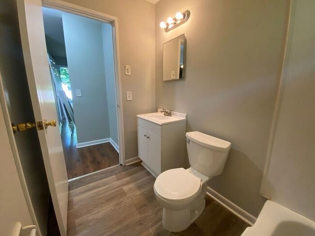 Building Photo - Lovely 2 Bed Duplex by Fisk - 5 Min From Downtown