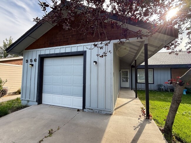 Building Photo - CHECK OUT THIS OPEN FLOOR PLAN HOME IN RED...