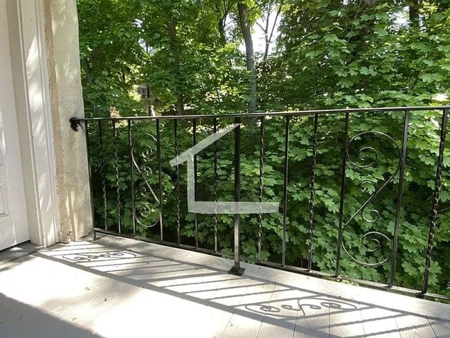 Building Photo - Washington Sq. Area, Heat, Hot Water Included, Lage Bedrooms, Eat-in Kitchen, Porch, Laundry on a...