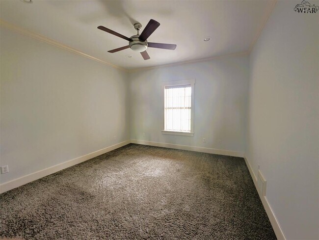Building Photo - 609 Shoreline Dr